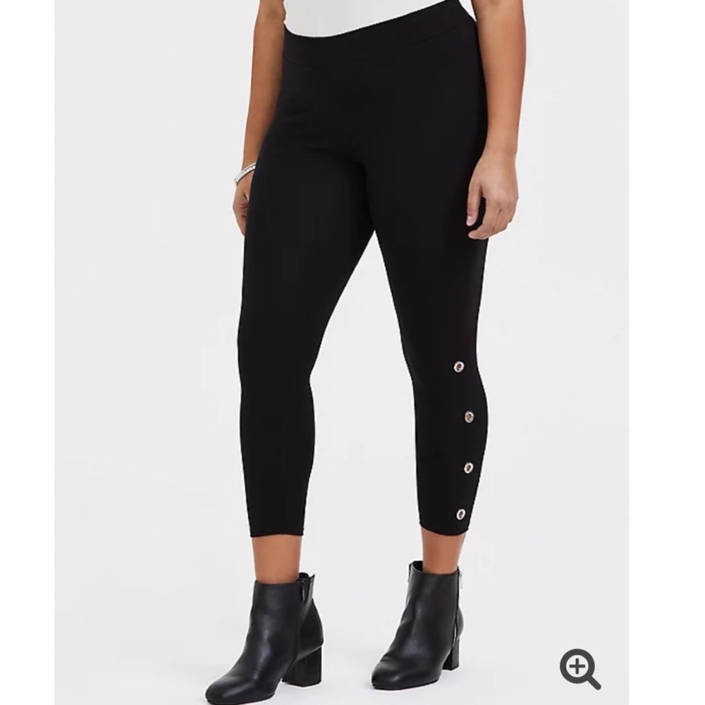 Cropped Leggings w/ Grommets